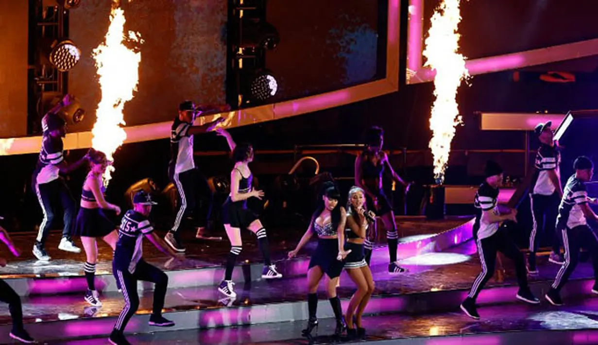 Penampilan Ariana Grande berkolaborasi dengan Nicki Minaj saat tampil menghibur di acara NBA All-Star Game di Madison Square Garden, New York, Minggu (15/2). (Jeff Zelevansky/Getty Images/AFP)