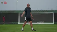 Nova Arianto memimpin sesi latihan resmi Timnas Indonesia U-17 di Piala Asia U-17 2025, Minggu (5/4/2025). (Dok. PSSI)