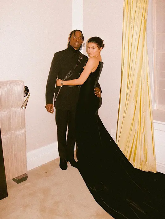 Dilansir dari HollywoodLife, Kylie sangat bersemangat untuk membuat Hari Ayah pertama Travis Scott menjadi sangat spesial. (instagram/kyliejenner)