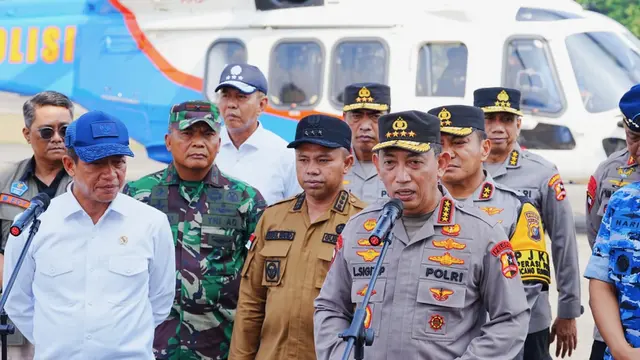 Kapolri Jenderal Listyo Sigit Prabowo melakukan peninjauan ke titik api atau hotspot kebakaran hutan dan lahan (karhutla) di wilayah Riau.