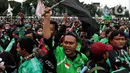 Pengemudi ojek online (ojol) menggelar demonstrasi di depan Gedung DPR/MPR, Senayan, Jakarta, Jumat (28/2/2020). Mereka menyampaikan tuntutan terkait UU No 22/2009 itu direvisi dan menjadikan kendaraan roda dua sebagai transportasi khusus terbatas. (Liputan6.com/Johan Tallo)