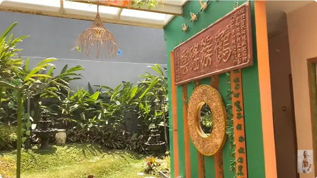 6 Potret Taman di Rumah Ade Rai, Didominasi Perabotan Kayu dan Ornamen Unik