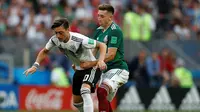 Pemain Timnas Jerman, Mesut Ozil, saat tampil di pertandingan Piala Dunia 2018 kontra Meksiko di Luzhniki Stadium, Moskow, Minggu (17/6/2018). (AP Photo/Matthias Schrader)
