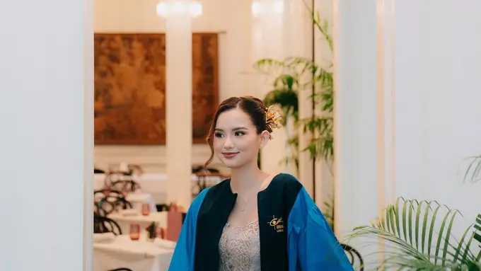 Lulus Double Degree, Sarah Menzel Tampil Menawan dalam Balutan Kebaya Bali Bernuansa Cokelat