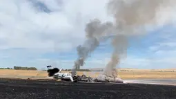 Kondisi pesawat jet yang terbakar sesaat setelah gagal lepas landas di Bandara Oroville, California, Rabu (21/8/2019). Pilot pesawat yang membawa dua kru dan delapan penumpang itu membatalkan lepas landas tanpa alasan jelas. (California Highway Patrol via AP)
