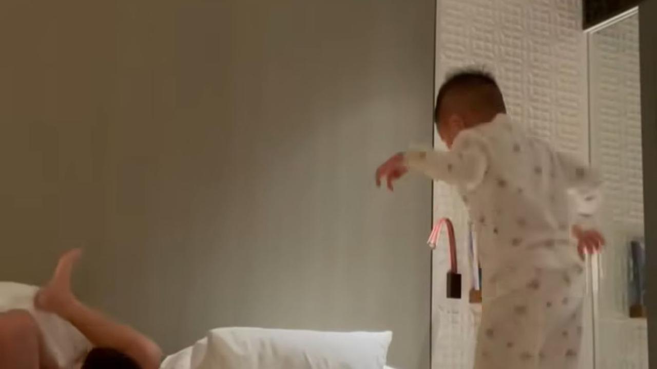 Jumpalitan Sebelum Tidur, Momen Kocak Rafathar dan Cipung yang Bikin Gemas!