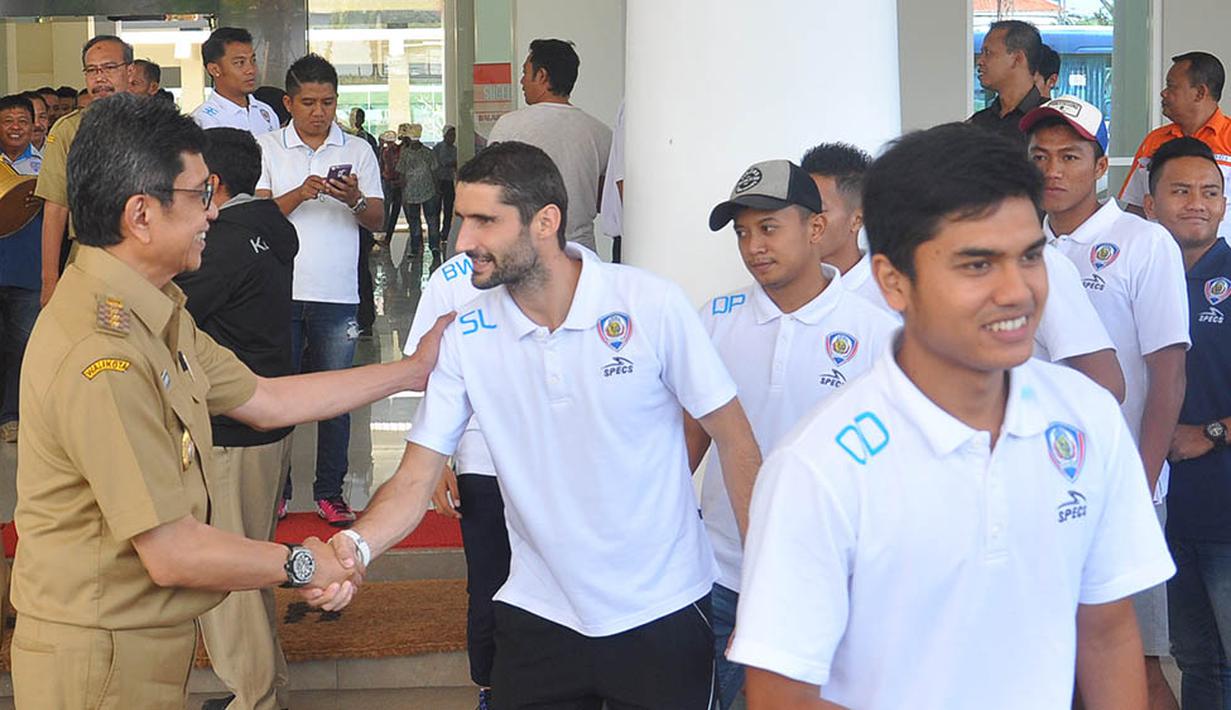 Walikota Batu, Eddy Rumpoko, menyalami gelandang Arema Cronus, Srdjan Lopicic, saat kunjungan skuat Arema Cronus ke Kantor Pemerintah Kota Batu. (Bola.com/Iwan Setiawan)