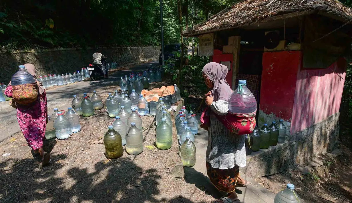 Warga  usai mengambil air untuk minum dan kebutuhan mck rumah  di sumber mata air Sumur Bendung, Gunung Batur, Kota Cilegon, Banten, Minggu, (15/7/2026). (KLY/Arie Basuki)