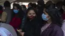 Antrean warga Nepal untuk vaksinasi covid-19 di sebuah rumah sakit di Kathmandu,  Rabu (19/1/2022). Kasus harian covid-19 bertambah 4.961 pada Senin, 17 Januari, lonjakan terbesar dalam lebih dari enam bulan. (AP Photo/Niranjan Shrestha)