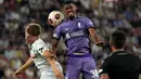 Usaha keras tim tamu kembali membuahkan hasil menit ke-63. Lewat serangan balik cepat, Gravenberch di sisi kanan mengirim umpan silang mendatar ke tengah kotak penalti, Diaz siap menembak. (AP Photo/Matthias Schrader)