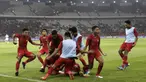 Pemain Timnas Indonesia U-19 merayakan gol yang dicetak Bagus Alfikri pada laga Kualifikasi AFC U-19 2020 di Stadion GBK, Jakarta, Minggu (10/11). Indonesia U-19 berhasil menahan imbang 1-1 DPR Korea. (Bola.com/Yoppy Renato)