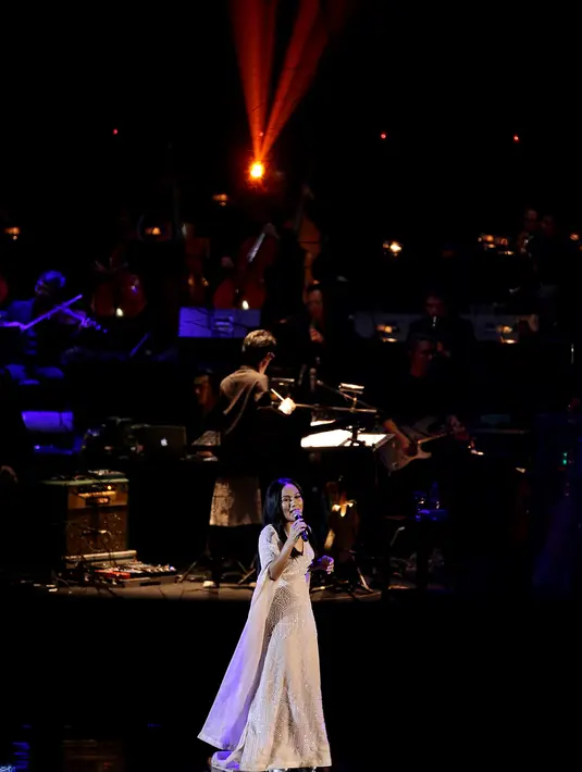 Ia juga dikejutkan dengan kehadiran penyanyi senior Indonesia Vina Panduwinata yang ada dijejeran para penonton yang memadati arena konser. (Andy Masela/Bintang.com)