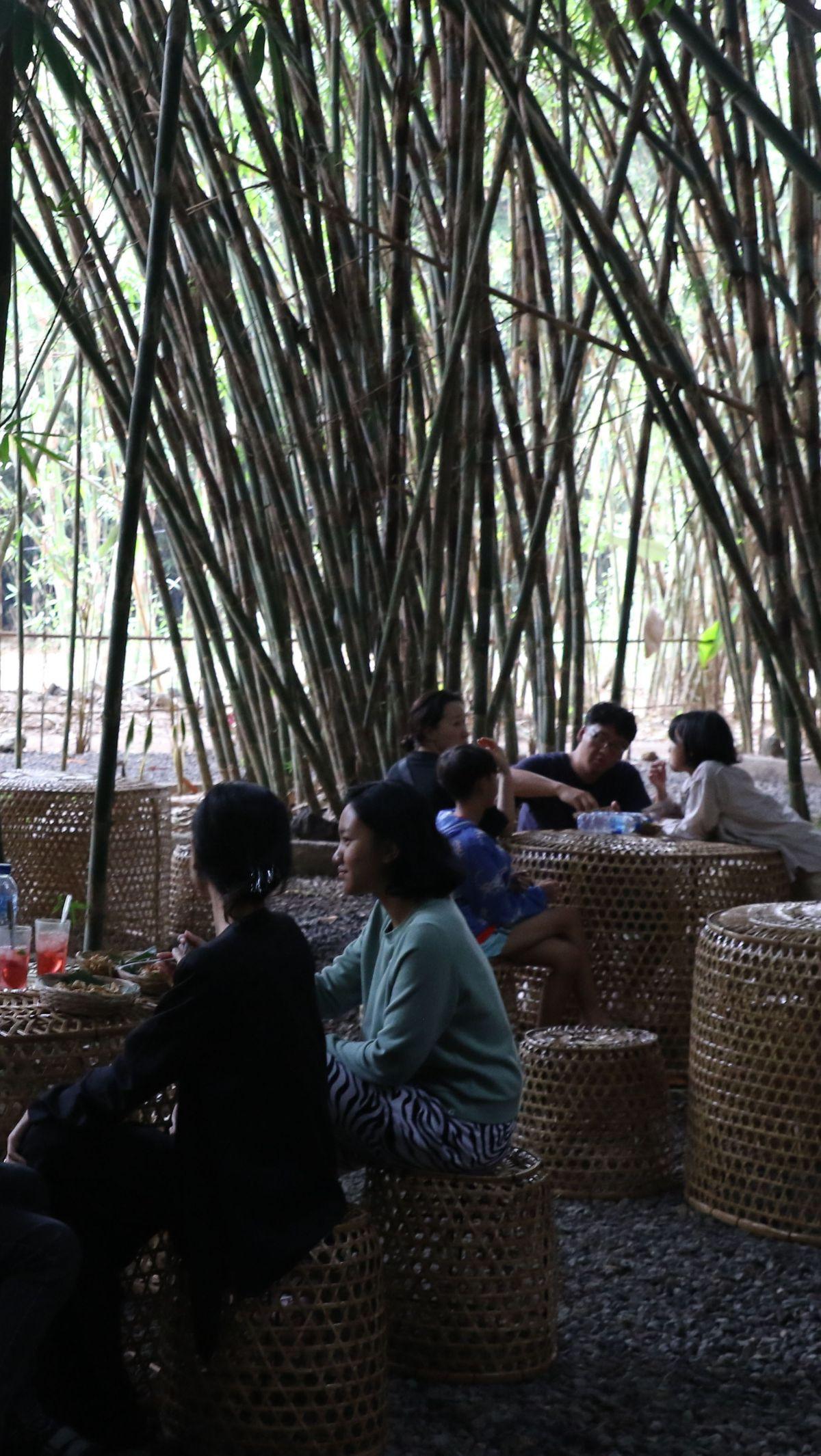 Wisatawan menikmati sajian khas Desa Penglipuran di tengah rindangnya kawasan hutan bambu Pasar Pelipur Lara, Kabupaten Bangli, Bali.