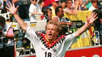 Penyerang Jerman, Juergen Klinsmann, tampil saat melawan Bolivia pada Piala Dunia 1994 di Chicago, Amerika Serikat. (Kazuhiro Nogi/AFP)