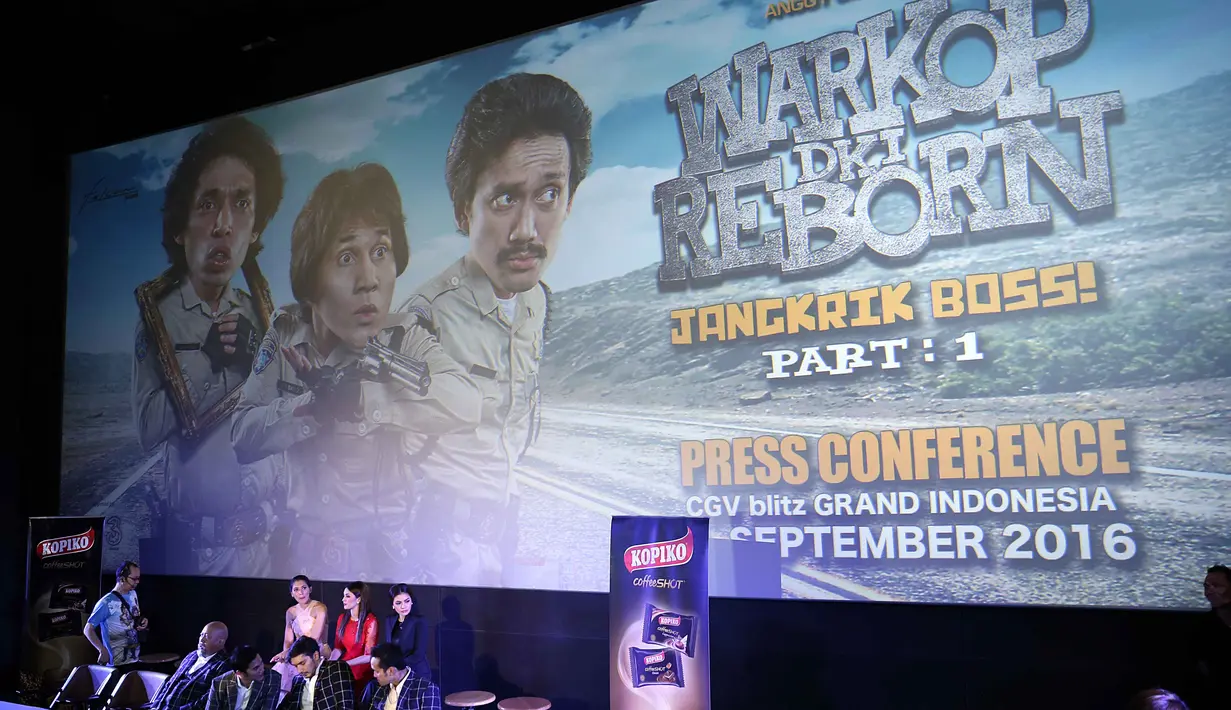 "Terimakasih juga kepada istri-istrinya Warkop DKI yang masih ada. Juga anak-anak kami, terimakasih. Kalian adalah kekayaannya Warkop. Kami melakukan ini untuk kalian semua, nak," kata Indro Warkop. (Nurwahyunan/Bintang.com)