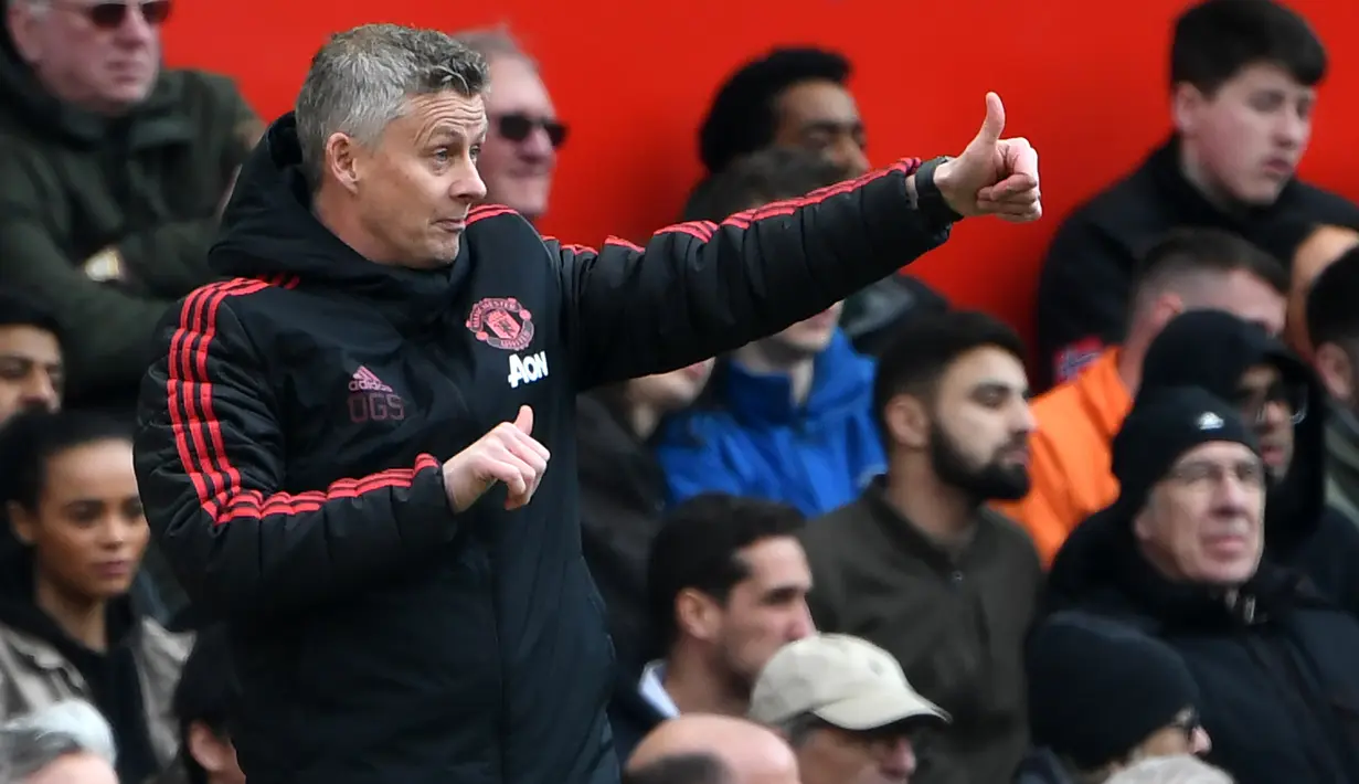 Pelatih Manchester United, Ole Gunnar Solskjaer menginstruksikan pemainnya saat berhadapan melawan West Ham United pada pertandingan lanjutan Liga Inggris di Old Trafford (13/4). MU menang tipis atas West Ham 2-1. (AFP Photo/Paul Ellis)