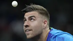 Petenis meja Slovenia Darko Jorgic bermain melawan Izaac Quek dari Singapura pada pertandingan tenis meja babak 64 besar tunggal putra Olimpiade Paris 2024 di South Paris Arena, Minggu, 28 Juli 2024. (AP Photo/Petros Giannakouris)