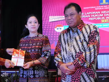 (ki-ka) Menteri Hukum dan HAM Yassona Laoly, Menko PMK Puan Maharani dan Ketua MK Arief Hidayat hadir saat peluncuran buku Birokrasi Digital di Jakarta, Senin (13/6). (Liputan6.com/Helmi Afandi)