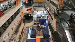Suasana kios-kios di pusat elektronik Glodok, Jakarta, Jumat (2/12). Kondisi pusat perbelanjaan di kawasan Glodok relatif sepi pengunjung akibat adanya aksi damai 2 Desember. (Liputan6.com/Helmi Afandi)