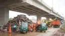 Suasana saat petugas mengangkut sampah sisa banjir yang menumpuk di kawasan Cipinang Melayu, Jakarta, Senin (6/1/2020). Banjir yang menggenangi Jakarta dan sekitarnya sejak 1 Januari 2020 lalu menyisakan tumpukan sampah di sejumlah titik. (Liputan6.com/Immanuel Antonius)