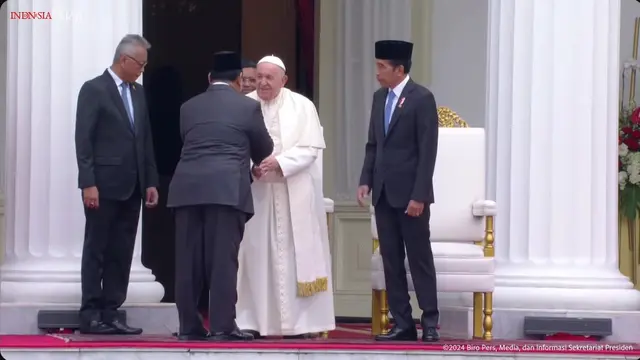 Momen Presiden Terpilih RI Periode 2024-2029 Prabowo Subianto bersalaman dengan Paus Fransiskus di samping Presiden Joko Widodo (Jokowi) di Istana Merdeka Jakarta, Rabu (4/9/2024).
