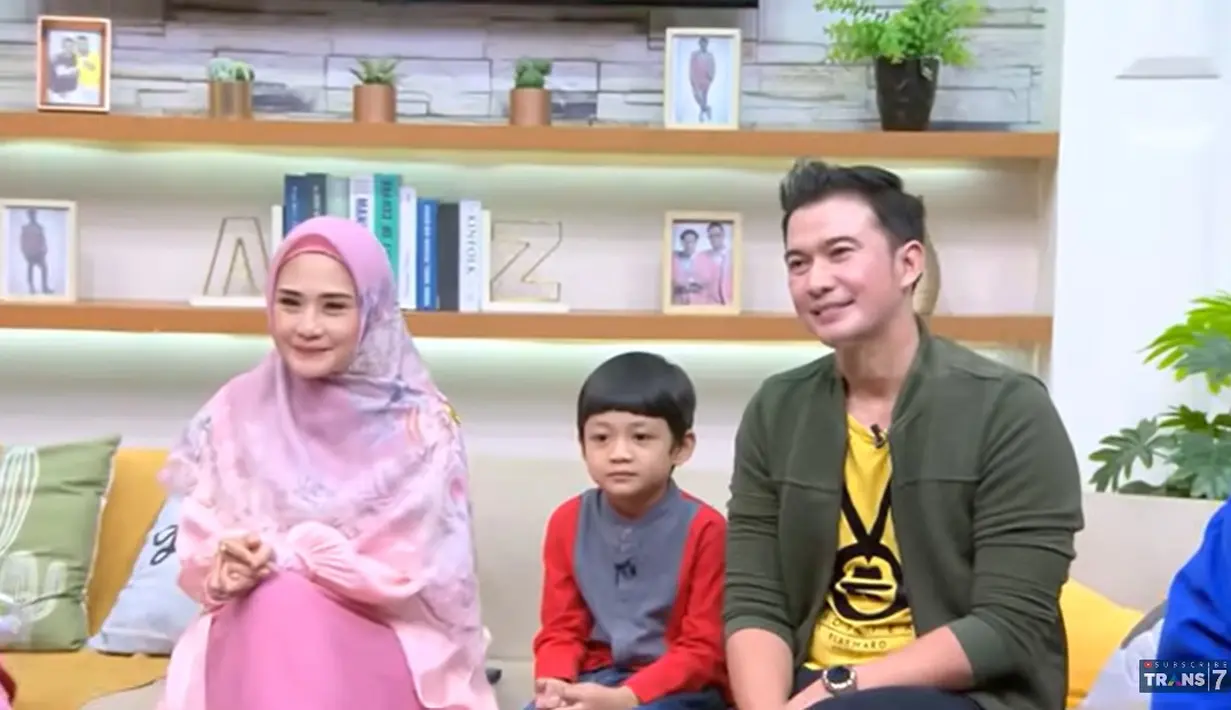 Sejak menikah tahun 2011 silam, rumah tangga pasangan ini jarang tersorot. Baru terungkap, sebelum keduanya menikah, pemeran dalam sinetron Cinta SMU itu beberapa kali ditolak cintanya oleh perempuan yang menjadi istrinya tersebut. [Youtube/TRANS7 OFFICIAL]