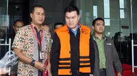 Ekspresi Andi Narogong usai menjalani pemeriksaan setelah di tetapkan jadi tersangka dan di tahan semalam terkait kasus pengadaan e-KTP di Gedung KPK, Jakarta, Kamis (24/3). (Liputan6.com/Johan Tallo)