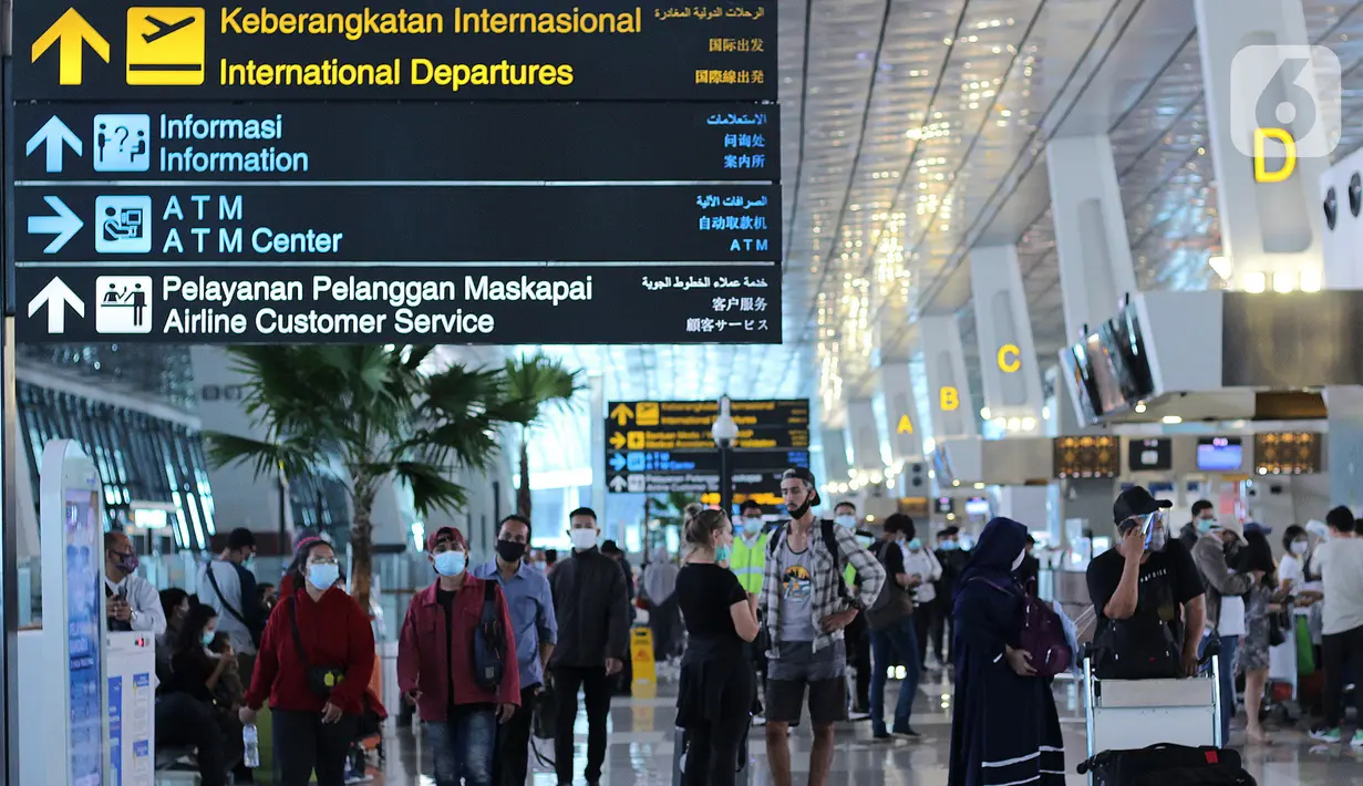 Calon penumpang beraktivitas di Terminal 3 Bandara Soekarno Hatta, Tangerang, Banten, Jumat (18/12/2020). PT Angkasa Pura II (Persero) atau AP II memprediksi lalu lintas sebanyak 2,1 juta penumpang pada periode angkutan Natal dan Tahun Baru 2021. (Liputan6.com/Angga Yuniar)
