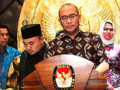 Ketua Komisi Pemilihan Umum (KPU) Republik Indonesia (RI), Hasyim Asy'ari memberikan keterangan terkait putusan Dewan Kehormatan Penyelenggara Pemilu (DKPP) di Gedung KPU, Jakarta, Rabu (3/7/2024). (Liputan6.com/Angga Yuniar)