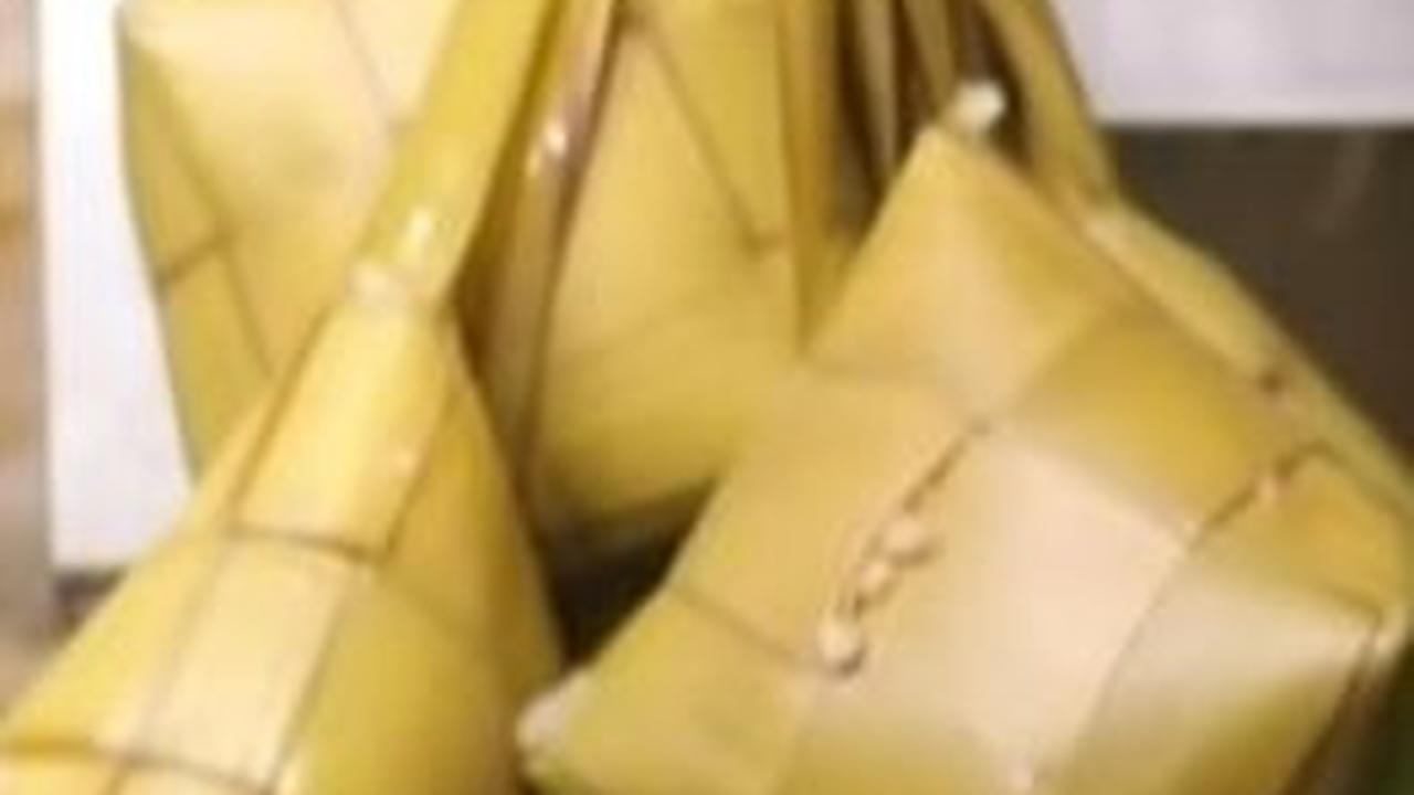 Ketupat yang sudah matang harus didinginkan dengan cara digantung terlebih dulu. <br>
