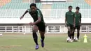 Pemain Timnas Indonesia U-19, Fajar Fathur Rahman, saat latihan di Stadion Pakansari, Bogor, Rabu (2/10). Latihan ini merupakan persiapan jelang AFF U-19 di Vietnam. (Bola.com/Yoppy Renato)