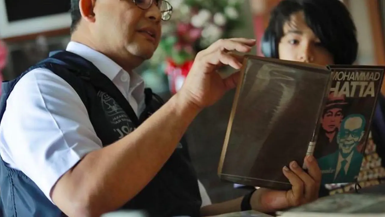 Gubernur DKI Jakarta Anies Baswedan membacakan buku karya Bung Hatta kepada anaknya Ismail. (Instagram @aniesbaswedan)