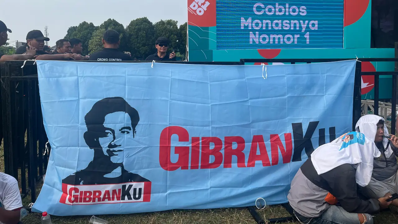 Kampanye Akbar, Pendukung Ridwan Kamil-Suswono Bawa Spanduk ‘Gibranku’