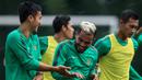 Gelandang Persib, Zulham Zamrun, kompak bersama bek Persija, Gunawan Dwi Cahyo, saat latihan bersama Timnas Indonesia di Lapangan SPH Sentul, Jawa Barat, Kamis (1/12/2016). (Bola.com/Vitalis Yogi Trisna)
