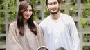 Adik perempuan Raffi Ahmad, Syahnaz Sadiqah juga memilih baju Lebaran lace bernuansa cokelat muda yang cantik dan serasi dengan suami dan anak-anaknya. [Foto: Instagram/syahnazs]