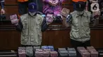 Petugas menunjukan barang bukti hasil Operasi Tangkap Tangan (OTT) tersangka Walikota Rahmat Effendi dengan sejumlah tersangka di Gedung KPK, Jakarta, Kamis (6/1/2022). KPK mengamankan barang bukti uang Rp5,7 miliar yang diterima Wali Kota Bekasi Rahmat Effendi. (Liputan6.com/Faizal Fanani)
