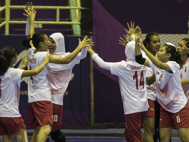 Atlet bola tangan Indonesia melakukan selebrasi usai menaklukkan Malaysia pada laga Asian Games 2018 di GOR Popki Cibubur, Jakarta Timur, Selasa (14/8/2018). Indonesia menang 23-15 atas Malaysia. (Bola.com/Vitalis Yogi Trisna)