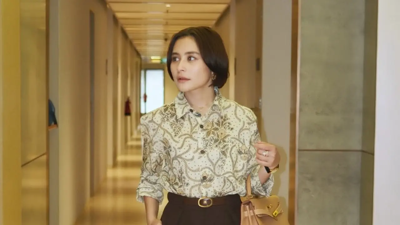 Office Look Naik Kelas, Prilly Latuconsina Tampil Effortless Sambil Jinjing Tas Hermès Rp380 Jutaan