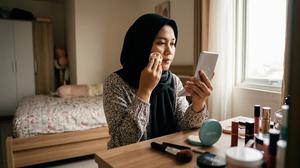 5 Cara Menghilangkan Bekas Bedak di Kerudung Hitam agar Kembali Bersih
