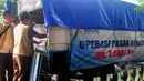 Petugas BULOG mempersiapkan beras yang akan mereka jual saat operasi pasar beras di Lenteng Agung, Jakarta, Senin (2/3/2015). Operasi ini digelar sebagai upaya menurunkan harga beras yang terus naik.(Liputan6.com/Yoppy Renato)