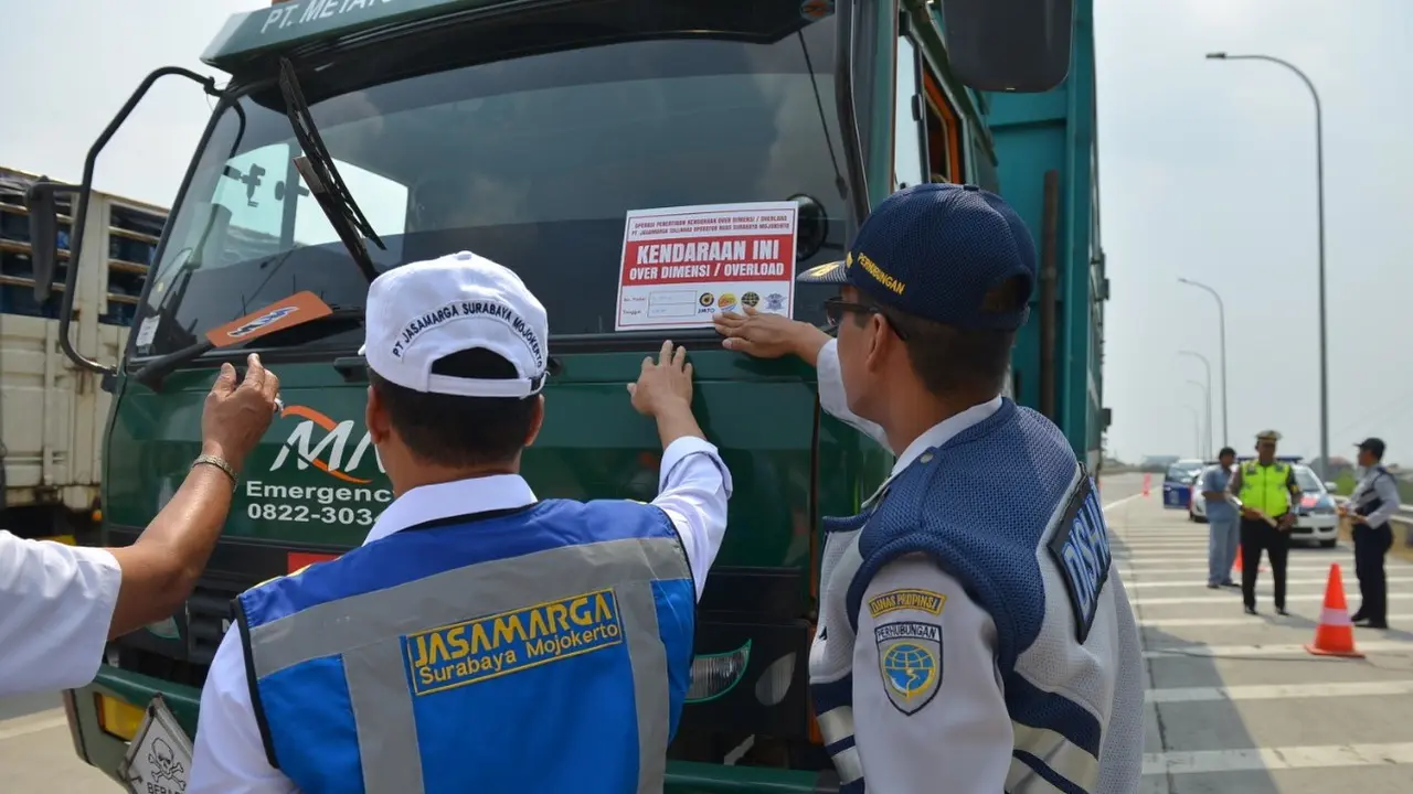PT Jasamarga Surabaya Mojokerto (JSM) bekerjasama dengan Dinas Perhubungan, Kepolisian, Kejaksanaan dan PT Jasamarga Tollroad Operator menggelar operasi penertiban kendaraan Over Dimension dan Over Load (ODOL)