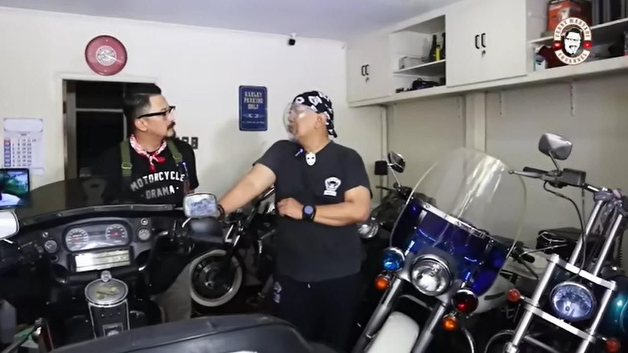 10 Potret Rumah Indro Warkop yang Bernuansa Klasik ala 90-an, Penuh Koleksi Moge - Tampak Cozy