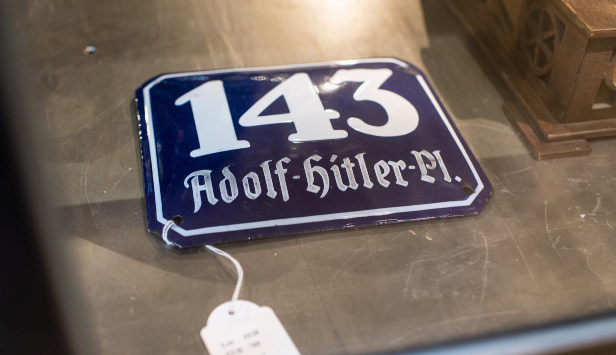 Pelat bertuliskan '143 Adolf-Hitler-Pl' ditampilkan sebelum lelang memorabilia Nazi di Grasbrunn, Jerman, Rabu (20/11/2019). Lelang digelar di tengah protes warga Jerman dan internasional. (Matthias Balk/dpa/AFP)