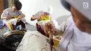 Murid kelas IV SDN Julang belajar membuat membatik di Batik Tradisiku di Kota Bogor, Jawa Barat (2/10). Kegiatan membuat batik tersebut bertujuan mengenalkan warisan budaya batik kepada generasi muda. (Merdeka.com/Arie Basuki)