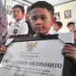 Penghargaan yang diberikan Wali Kota Semarang Hendrar Prihadi, untuk Daffa Farros Oktoviarto di SD Kalibanteng 01, Semarang, Rabu (20/4). Daffa menjadi perbincangan di medsos karena aksinya menghadang pengendara yang melintas di trotoar. (Foto: Gholib)