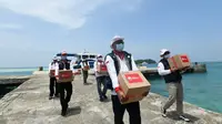 Relawan Indonesia Bersatu membagikan 100 paket sembako untuk warga Kepulauan Seribu. (Istimewa)