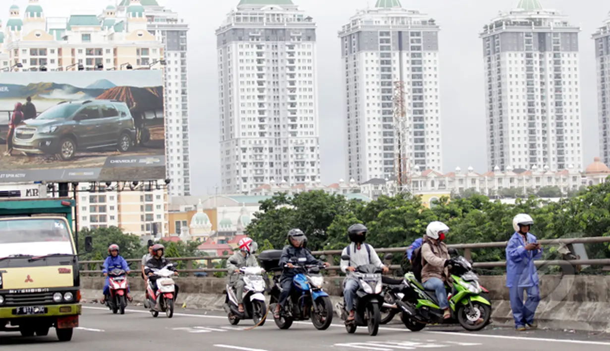 Hujan yang mengguyur Jakarta sejak Minggu (8/2) mengakibatkan tingginya genangan air di kawasan Kelapa Gading. Sejumlah pengendara motor terpaksa masuk jalan tol untuk menghindari banjir, Jakarta, Selasa (10/2/2015). (Liputan6.com/Faizal Fanani) 