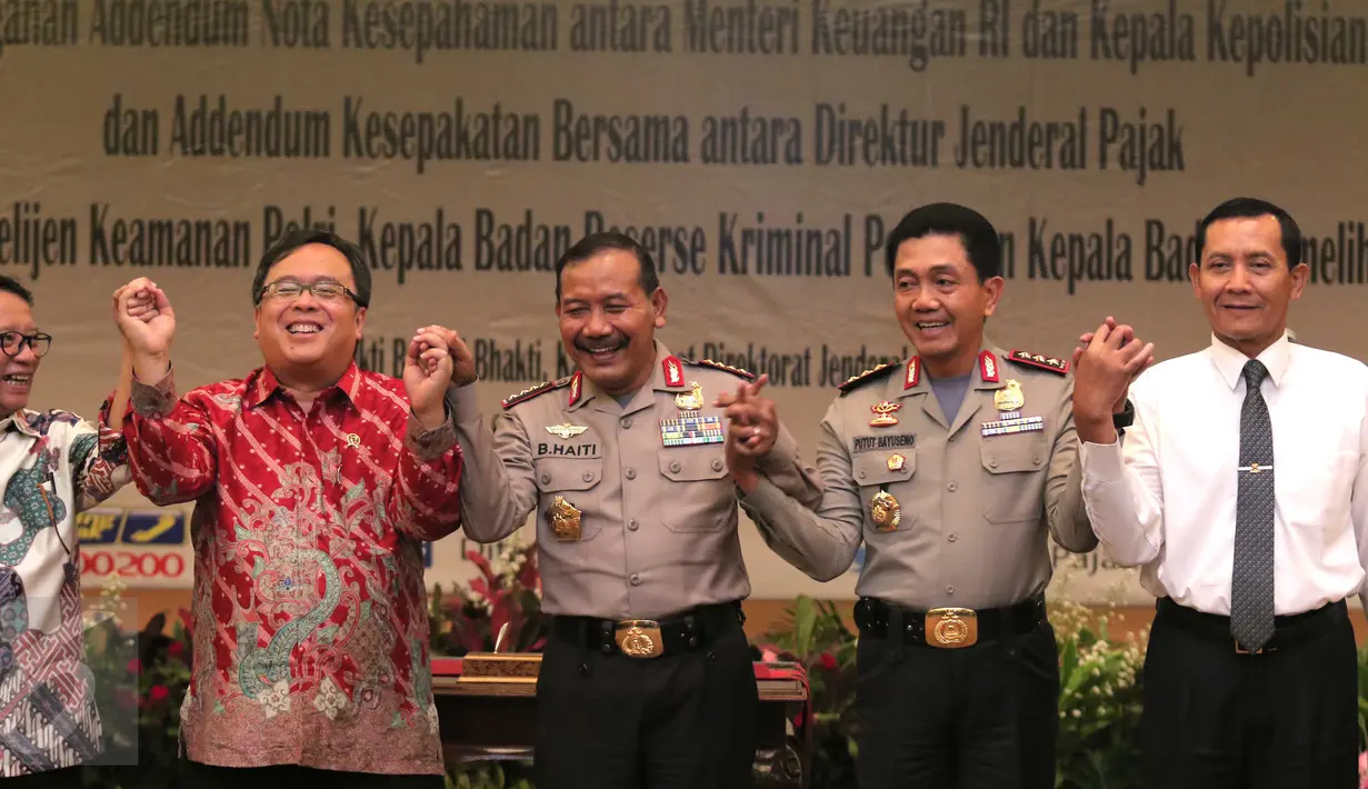 Menteri Keuangan Bambang Brodjonegoro (kedua kiri) dan Kapolri Jenderal Badrodin Haiti (ketiga kiri) beserta pejabat terkait lainnya berjabat tangan usai penandatanganan nota kesepahaman di Jakarta, Selasa (19/1).  (Liputan6.com/Angga Yuniar)