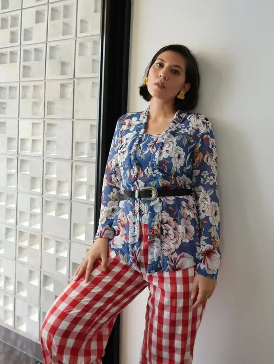 Hannah Al Rashid tampil fun dan playful pakai kebaya kutu baru bermotif yang dipadukan dengan celana bermotif warna kontras. Agar makin kece, tambahkan aksesori belt. [Instagram/hannahalrashid]