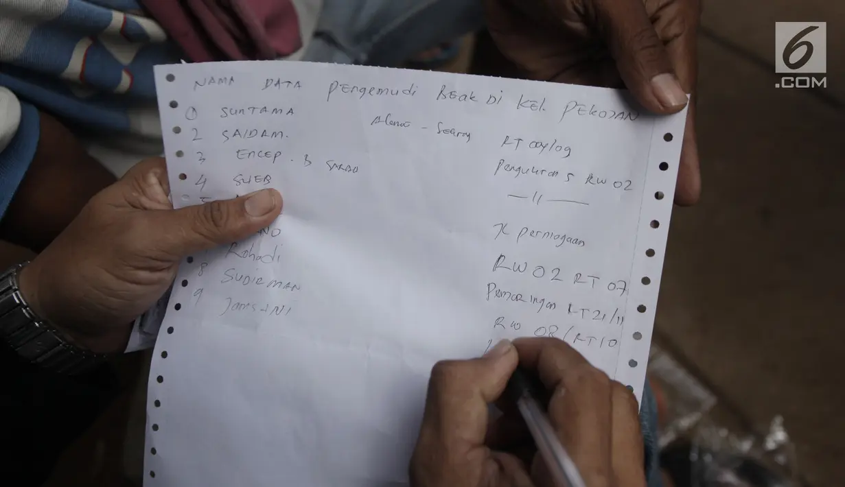 Petugas melakukan pendataan terhadap tukang becak di Kolong Flyover Bandengan Utara, Jakarta, Kamis (25/1). Becak-becak yang sudah didata ditempelkan stiker berlogo Pemprov DKI dan bertuliskan "Angkutan Orang Kawasan Tertentu" (Liputan6.com/Arya Manggala)